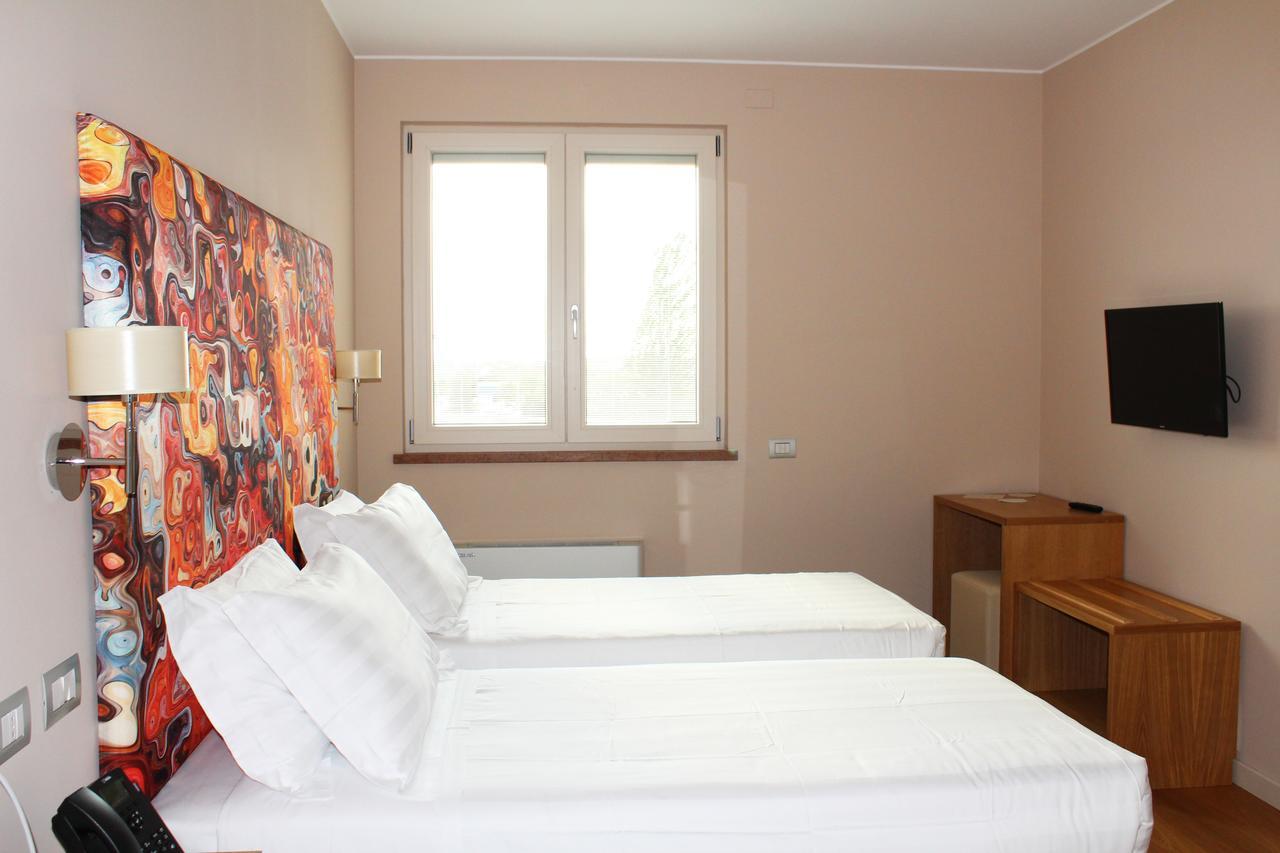 Dolcedorme Garni Hotell Parma Eksteriør bilde